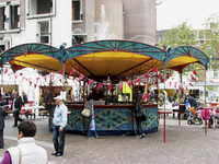 905297 Afbeelding van een grote marktkraam op een Italiaanse markt bij het Stadhuis op de Korte Minrebroederstraat te ...
